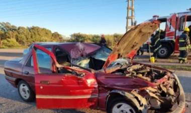 Un automóvil chocó contra la parte trasera de un camión en la rotonda de El Triángulo de ruta 3