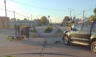 Accidente de tránsito entre una camioneta y una moto en Avenida Tucumán y Corrientes