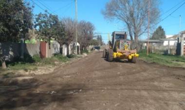 El Municipio de Coronel Rosales trabaja intensamente en calles de tierra de diferentes barrios de la ciudad