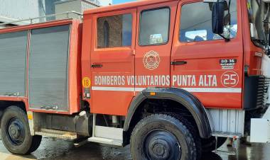 Bomberos acudieron al incendio de un auto