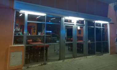 Detuvieron a un hombre por romper un ventanal de un bar del centro