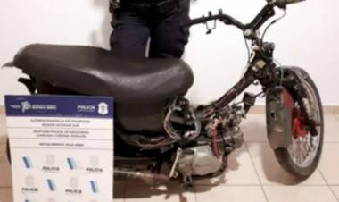 Detuvieron a un joven que manejaba una moto con el número de motor limado