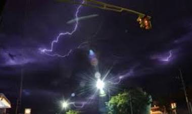 Alerta por fuertes tormentas afectan a Coronel Rosales y otros distritos bonaerenses