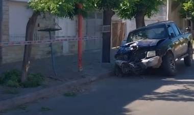 Una camioneta impactó contra un árbol y destrozó el frente de una vivienda