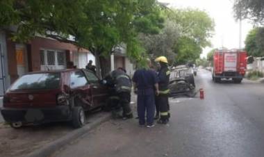 Un vehículo volcó luego de chocar a un auto que estaba estacionado