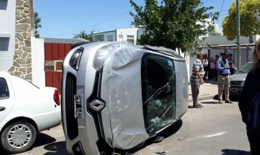 Vuelco de un vehículo en calle Patagones al 400
