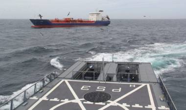 El patrullero ARA Storni realiza controles maritimos en la milla 200