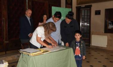 Se realizó acto de toma de firmas para escrituras en el Teatro Colón de Punta Alta