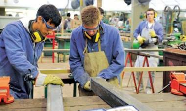 Asignan más de 2 mil millones de pesos para equipar las escuelas técnicas bonaerenses
