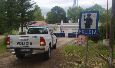 Pehuen Co: Delincuentes destrozaron una de las puertas deuna casa en un intento de robo