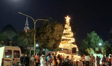 El Municipio de Coronel Rosales encendió la Navidad en Plaza Belgrano