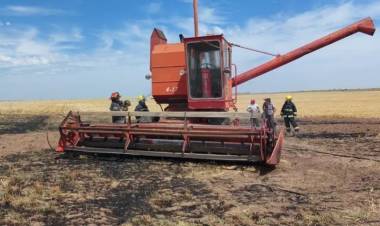 Bomberos Voluntarios acudieron al incendio de una cosechadora