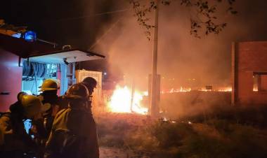 Bomberos Voluntarios acudieron al primer incendio del 2023