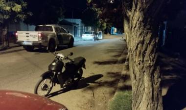 Un motociclista herido tras un choque con un auto