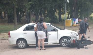 Accidente de tránsito entre un auto y una moto cerca del Parque San Martín