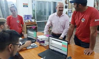 Bomberos Voluntarios de Pehuen Co recibieron tablets del ENACOM