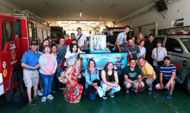 Una camioneta recorre la región con una imagen de la Virgen en honor a Bomberos caídos en cumplimiento del deber