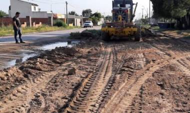 El Municipio de Coronel Rosales continúa los trabajos en calles de tierra en distintos barrios