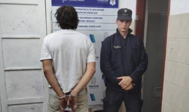 Detuvieron a un hombre que quiso escapar de un choque de su auto con una moto