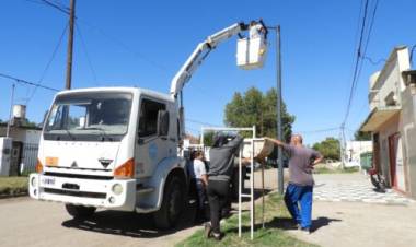 El Municipio de Coronel Rosales coloca nuevas luminarias en Villa Arias
