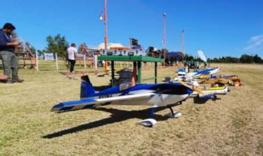 Este finde en Rosales habrá actividades de aeromodelismo, pesca en kayak y yoga