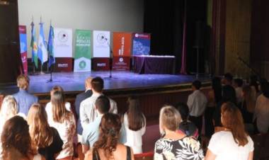 El Intendente Uset participó del acto de colación de la UPSO Punta Alta en el Teatro Colón 