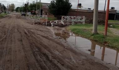 Vecinos reclaman por zanjas abiertas de aguas residuales desde hace 3 meses