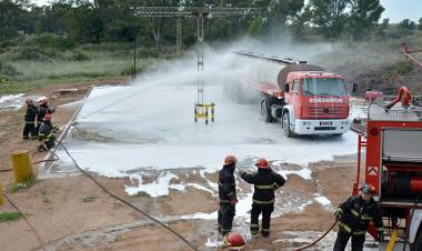 El Cuartel de Bomberos de la Base Naval Puerto Belgrano realizó un simulacro de incendio