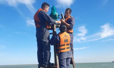 Aspirantes de la Escuela de Suboficiales de la Armada efectuaron tareas de mantenimiento de boyas