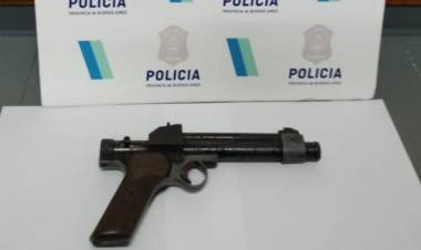 Una pareja es acusada de amenazar con un arma a un empleado