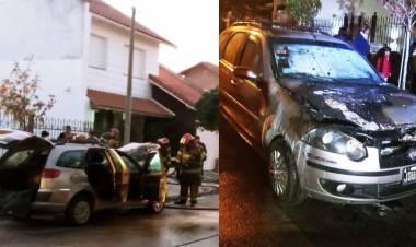 Bomberos Voluntarios acudieron al incendio de un auto