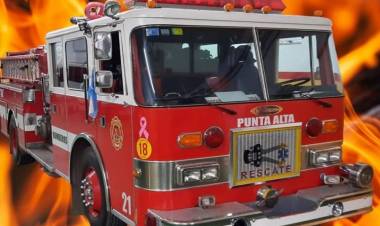 Bomberos Voluntarios acudieron al incendio de un auto que circulaba por la ruta 229 vieja
