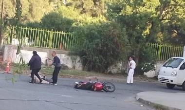 Una motociclista herida tras un accidente de tránsito