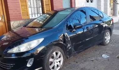 Fuerte choque entre dos vehículos, uno de ellos terminó en la vereda