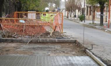 El Municipio de Coronel Rosales realiza reparaciones de hormigón en calle Dorrego al 200