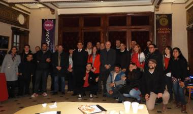 Uset, junto a la Armada, agasajó a periodistas en su día en el Teatro Colón y en la plazoleta que los homenajea
