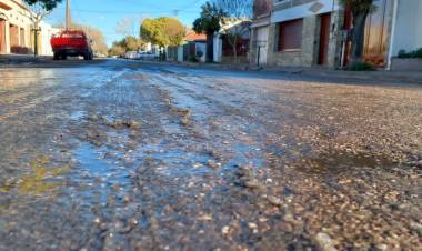 Las bajas temperaturas, la escarcha y las pérdidas de agua son un peligro para un  sector de la ciudad
