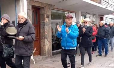 Se realizó una marcha de jubilados en reclamo de “Zona Fría”