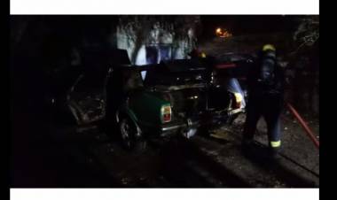 Bomberos Voluntarios acudieron al incendio de un automotor