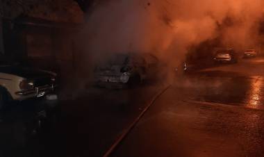 Bomberos Voluntarios de Punta Alta acudieron al incendio de un auto que sufrió pérdidas totales