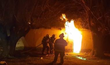 Bomberos Voluntarios acudieron al incendio de una vivienda en Barrio Laura