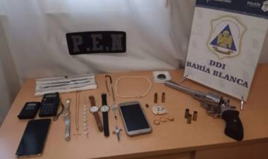 Un hombre cayó por una entradera y lo buscaban por homicidio