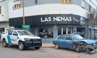Fuerte choque entre un auto y un patrullero