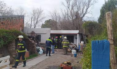 Incendio de vivieda en la localidad de Villa Arias