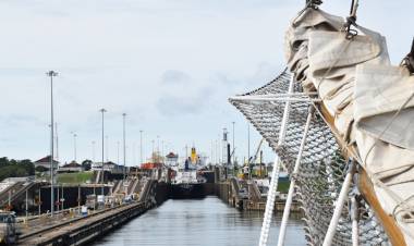 La fragata ARA “Libertad” realizó el cruce del histórico Canal de Panamá