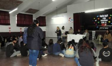 El Municipio continúa visitando escuelas secundarias brindando charlas de Educación Sexual Integral  