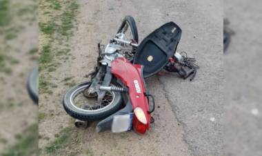 Ruta 229: trasladan en código rojo a una motociclista tras un choque