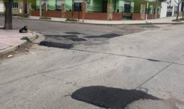 El Municipio de Coronel Rosales continúa realizando trabajos de bacheo en distintos barrios