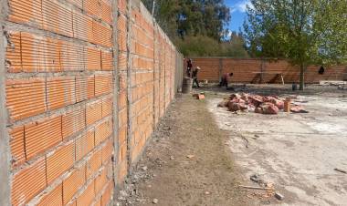 El Municipio de Coronel Rosales avanza con la obra de construcción cercos en la EP N°25 de Villa Maio