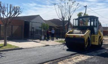 Finalizó la pavimentación de 3 cuadras en calle Espora y continuará en calles 17 de febrero y San Juan